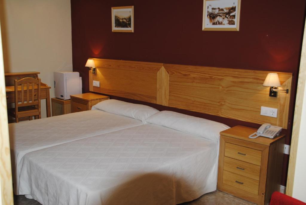 Hotel Alegria Banos De Montemayor Rom bilde