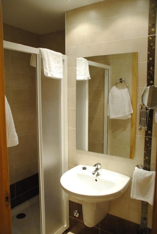 Hotel Alegria Banos De Montemayor Rom bilde