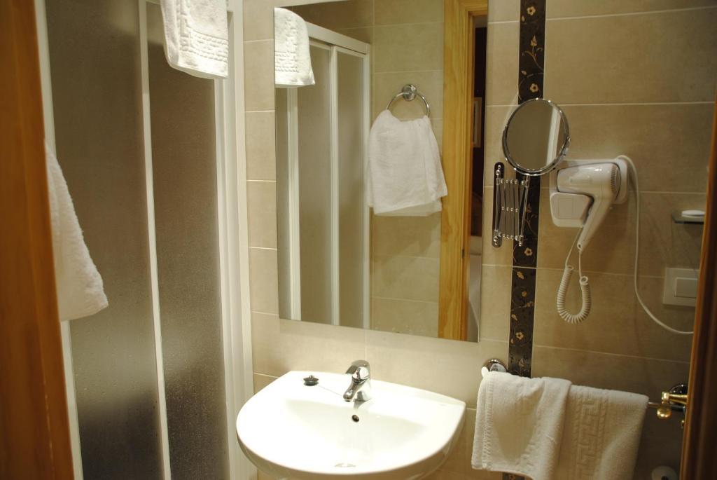 Hotel Alegria Banos De Montemayor Rom bilde